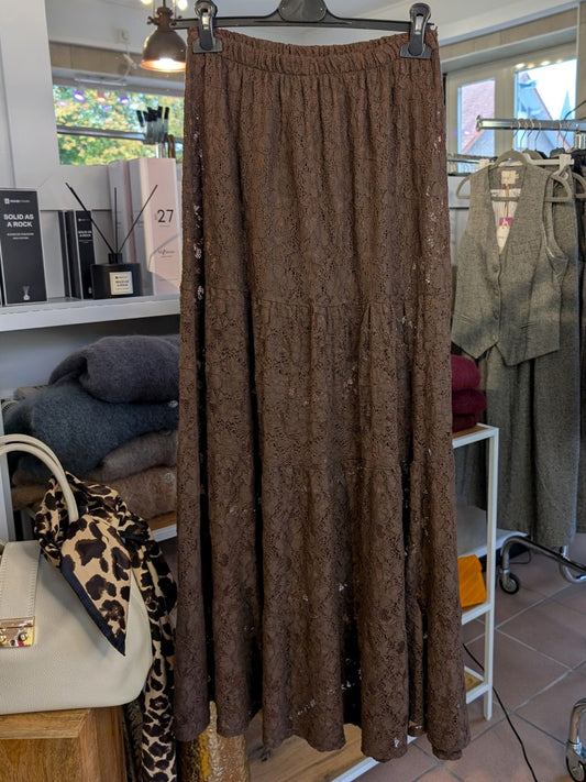 Der Maxi-Rock in Trendfarbe Coffee Braun mit Spitze aus 65% Baumwolle und 35% Nylon sorgt für femininen Look - Must-Have für Outfits von lässig bis schick!