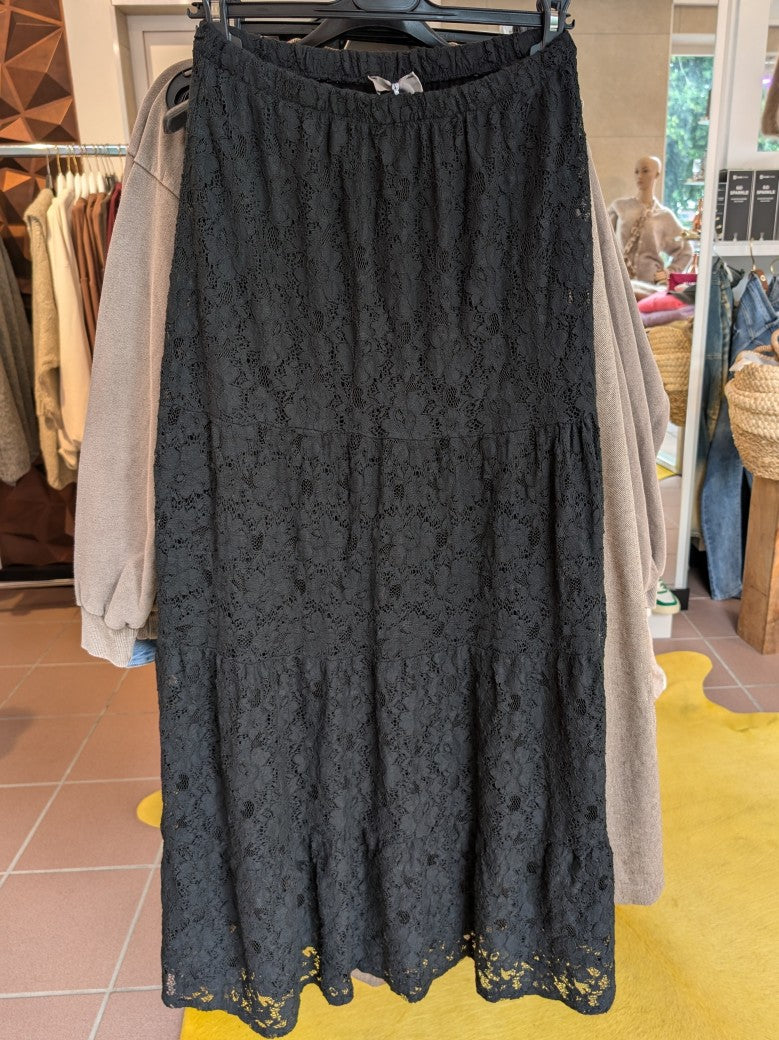 Der Maxi-Rock in elegantem Schwarz mit Spitze aus 65% Baumwolle und 35% Nylon sorgt für femininen Look - Must-Have für Outfits von lässig bis schick!