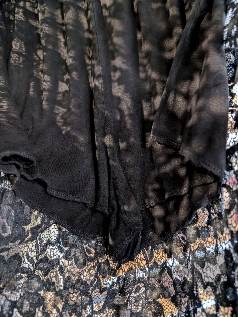 Der Maxi-Rock in elegantem Schwarz mit Spitze aus 65% Baumwolle und 35% Nylon sorgt für femininen Look - Must-Have für Outfits von lässig bis schick!