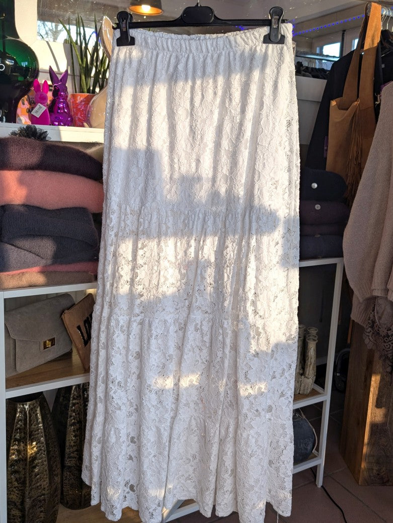 Der Maxi-Rock in Trendfarbe Wollweiß mit Spitze aus hochwertiger Baumwolle sorgt für femininen Look - Must-Have für Outfits von lässig bis schick!
