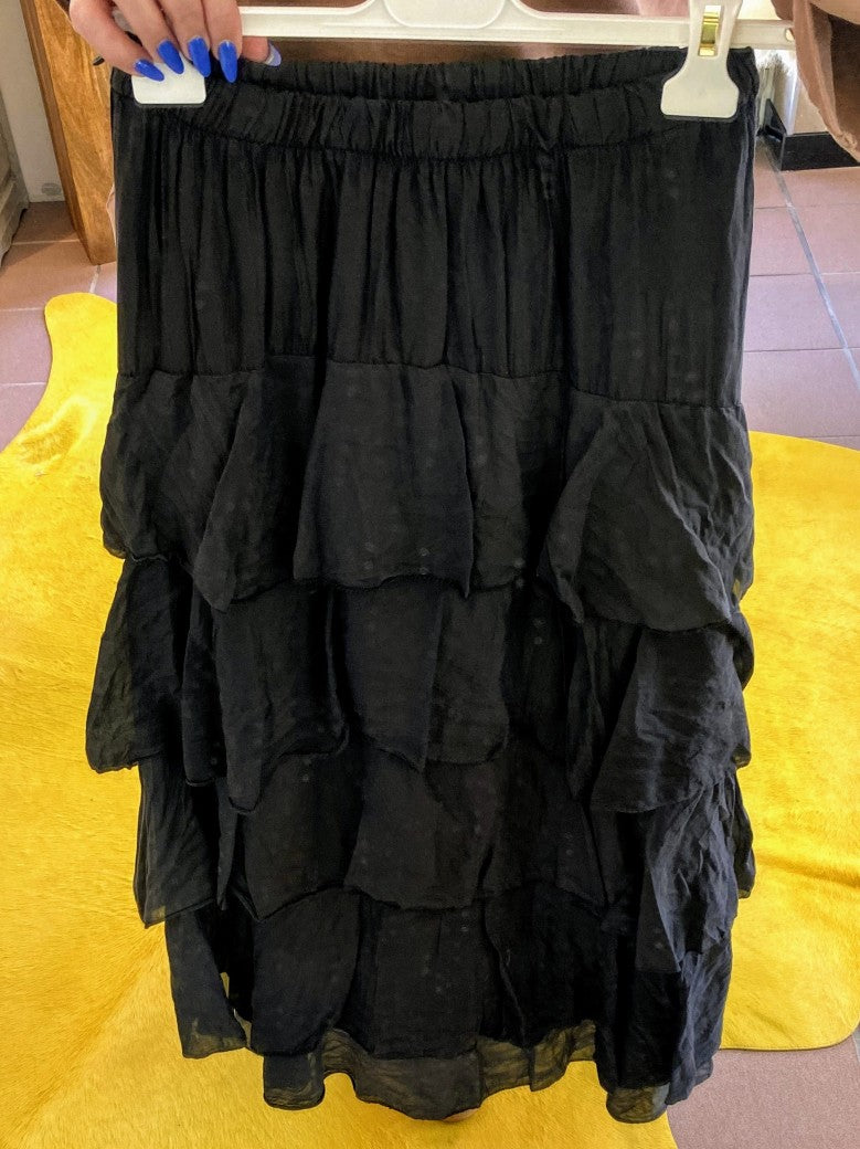 Entdecke den maximalen Komfort und Style mit dem Rock Maxi Volant aus Lyocell in Schwarz von MIHO'S. Ein Must-Have für deine Garderobe!