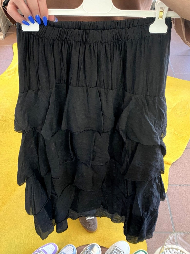 Entdecke den maximalen Komfort und Style mit dem Rock Maxi Volant aus Lyocell in Schwarz von MIHO'S. Ein Must-Have für deine Garderobe!