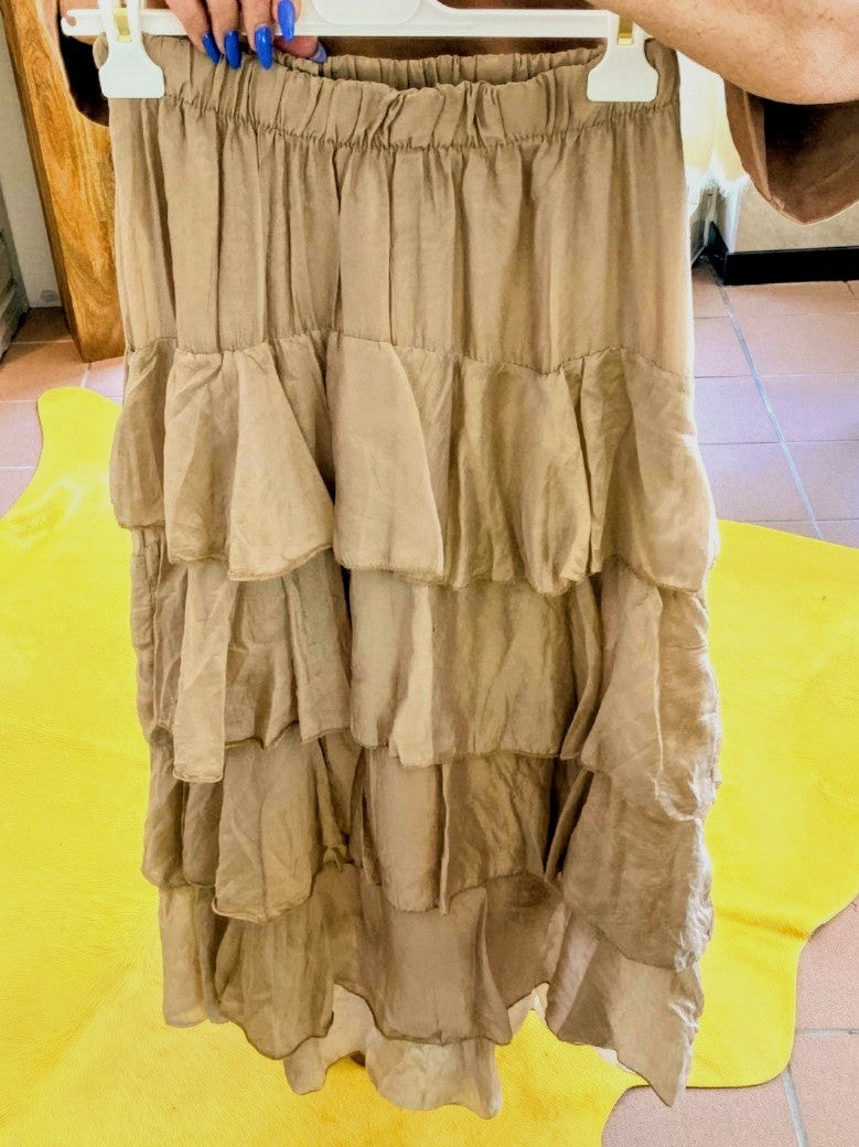 Entdecke den maximalen Komfort und Style mit dem Rock Maxi Volant aus Lyocell in Taupe von MIHO'S. Ein Must-Have für deine Garderobe!