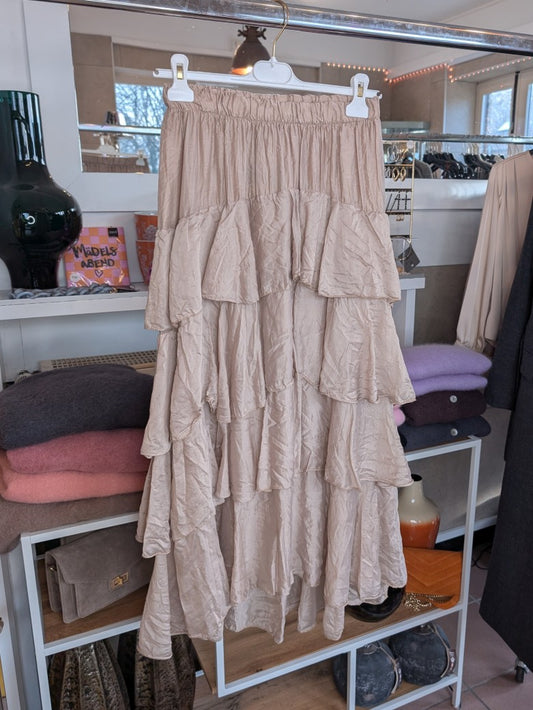 Entdecke den maximalen Komfort und Style mit dem Rock Maxi Volant aus Lyocell in Taupe von MIHO'S. Ein Must-Have für deine Garderobe!