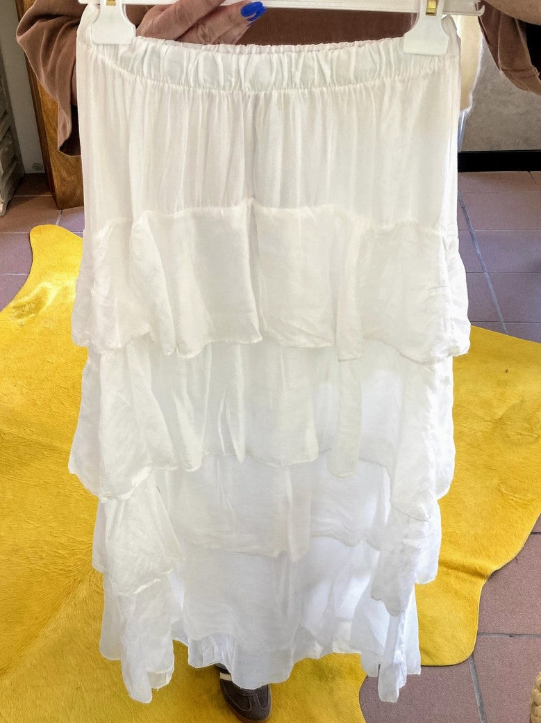 Entdecke den maximalen Komfort und Style mit dem Rock Maxi Volant aus Lyocell in Weiß von MIHO'S. Ein Must-Have für deine Garderobe!