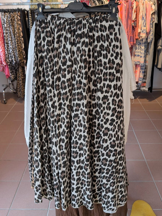 Dieser Rock aus leichtem Mousselin besticht durch sein angesagtes Leo-Muster in Beige, Braun und Schwarz. Verleihe Deinem Outfit einen modischen Akzent!