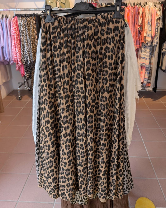 Dieser Rock aus leichtem Mousselin besticht durch sein angesagtes Leo-Muster in Braun und Schwarz. Verleihe Deinem Outfit einen modischen Akzent!