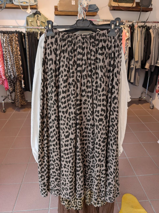 Dieser Rock aus leichtem Mousselin besticht durch sein angesagtes Leo-Muster in Grau und Schwarz. Verleihe Deinem Outfit einen modischen Akzent!