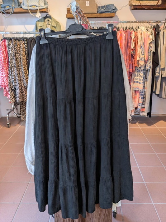Dieser schwarze Mousselin Rock mit leichtem fließenden Material vereint mühelos Komfort und Stil. Perfekt für vielseitige Looks!