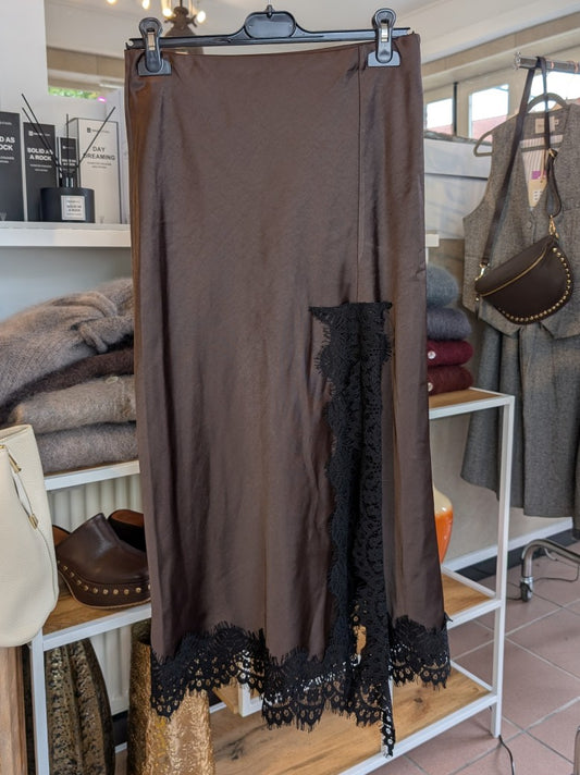 Der Rock aus seidenmattem Satin in Coffee Braun von ALISE kombiniert zarte schwarze Spitze und ein weiches Innenfutter für höchsten Tragekomfort!