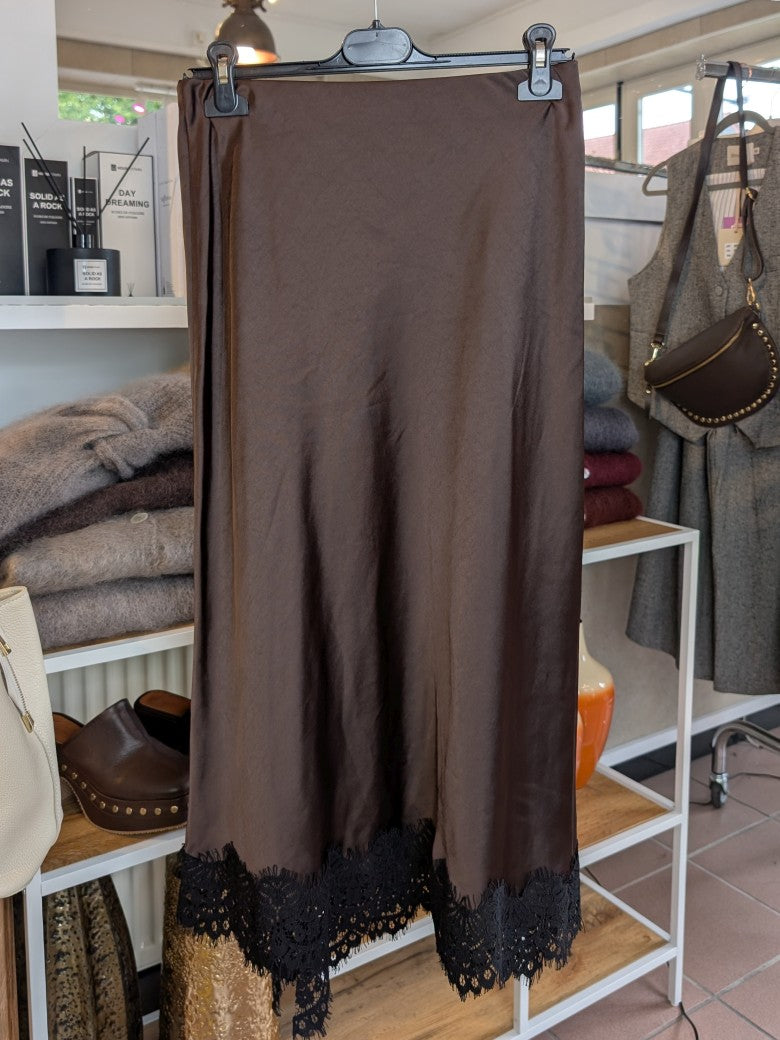 Der Rock aus seidenmattem Satin in Coffee Braun von ALISE kombiniert zarte schwarze Spitze und ein weiches Innenfutter für höchsten Tragekomfort!