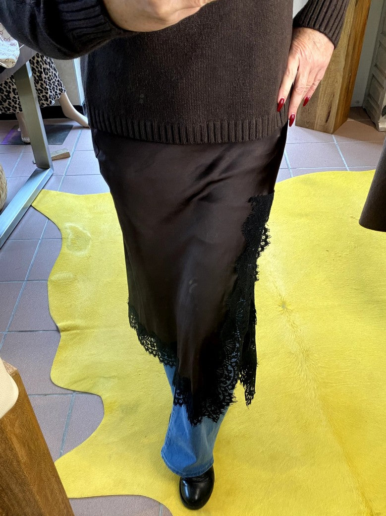 Der Rock aus seidenmattem Satin in Coffee Braun von ALISE kombiniert zarte schwarze Spitze und ein weiches Innenfutter für höchsten Tragekomfort!