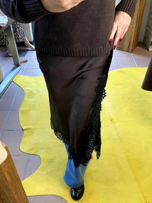 Der Rock aus seidenmattem Satin in Coffee Braun von ALISE kombiniert zarte schwarze Spitze und ein weiches Innenfutter für höchsten Tragekomfort!