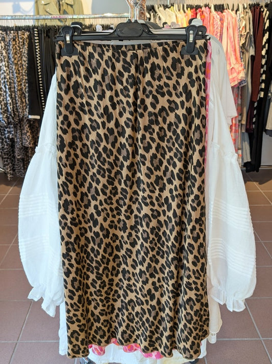 Steigere deinen Style mit unserem Rock aus Satin Viskose! Das Leo Muster in Braun / Gold und Schwarz verleiht deinem Outfit einen wilden Look!