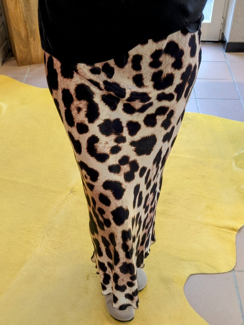 Hol' dir mit unserem Rock aus glänzendem Viskose Satin im trendigen großen Leo Muster einen echten Blickfang in den Kleiderschrank! Must-Have für Modebegeisterte!
