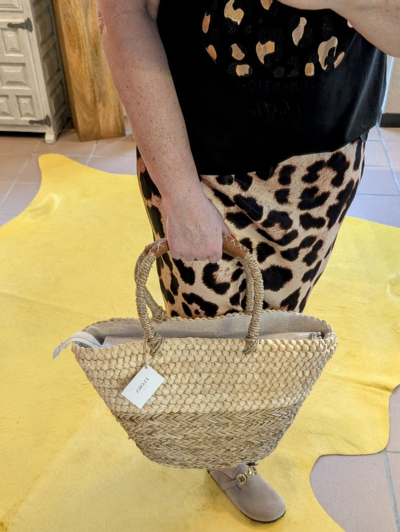 Hol' dir mit unserem Rock aus glänzendem Viskose Satin im trendigen großen Leo Muster einen echten Blickfang in den Kleiderschrank! Must-Have für Modebegeisterte!