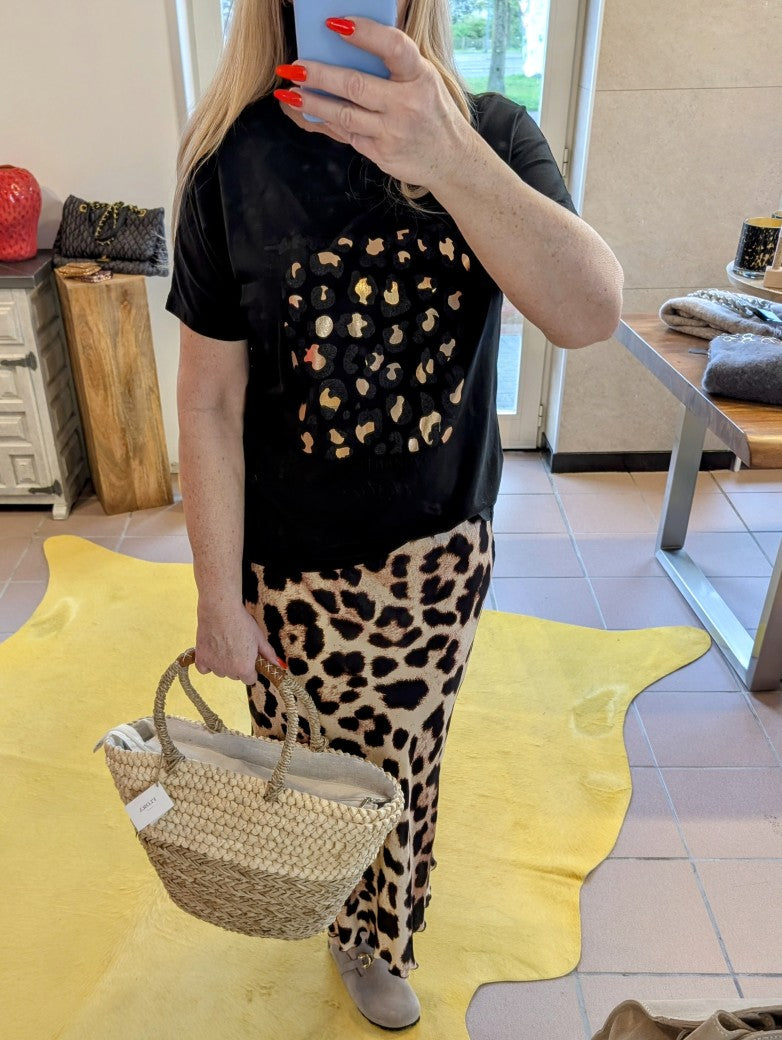 Hol' dir mit unserem Rock aus glänzendem Viskose Satin im trendigen großen Leo Muster einen echten Blickfang in den Kleiderschrank! Must-Have für Modebegeisterte!