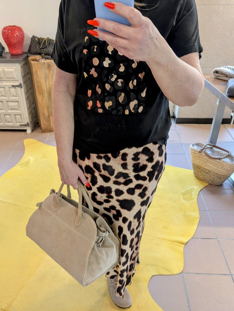 Hol' dir mit unserem Rock aus glänzendem Viskose Satin im trendigen großen Leo Muster einen echten Blickfang in den Kleiderschrank! Must-Have für Modebegeisterte!