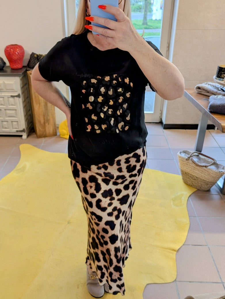 Hol' dir mit unserem Rock aus glänzendem Viskose Satin im trendigen großen Leo Muster einen echten Blickfang in den Kleiderschrank! Must-Have für Modebegeisterte!