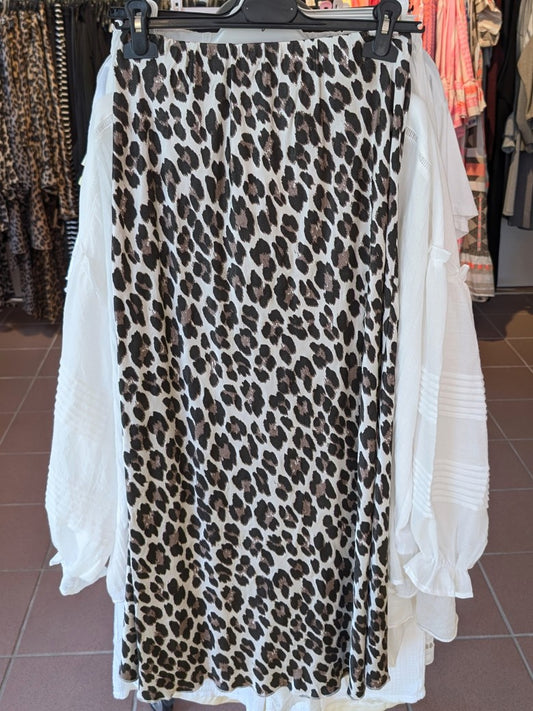 Steigere deinen Style mit unserem Rock aus Satin Viskose! Das Leo Muster in Créme (Hell), Braun und Schwarz verleiht deinem Outfit einen wilden Look!