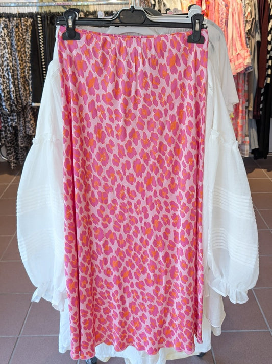 Steigere deinen Style mit unserem Rock aus Satin Viskose! Das Leo Muster in Rosa, Pink und Orange verleiht deinem Outfit einen wilden Look!