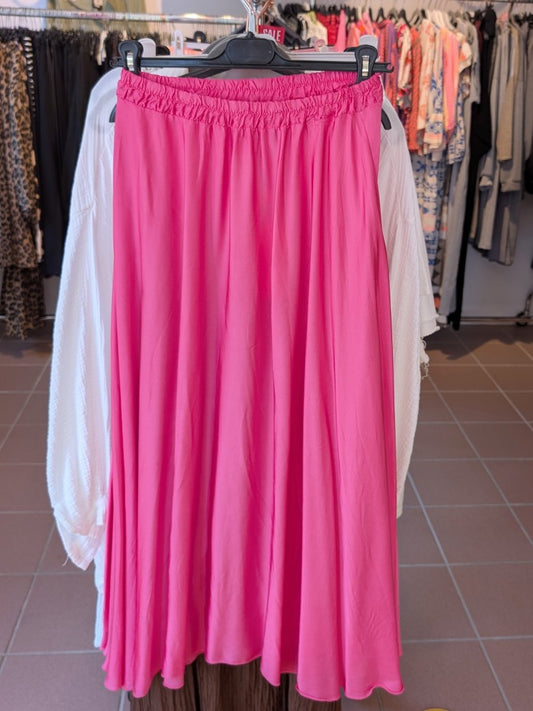 Dieser Rock aus satinierter Viskose in einem lebendigen Pink vereint eleganten Glanz mit angenehmem Tragekomfort. Perfekt für feminine moderne Akzente!
