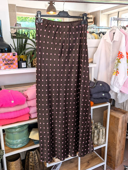 Eleganter Maxi Rock aus weicher Satin-Viskose in Coffee Braun mit rosa Polka Dots Pünktchen. Perfekt für stilbewusste Momente – casual oder besondere Anlässe!
