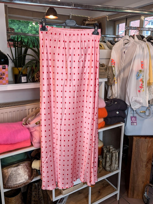 Eleganter Maxi Rock aus weicher Satin-Viskose in Rosa mit roten Polka Dots Pünktchen. Perfekt für stilbewusste Momente – casual oder besondere Anlässe!