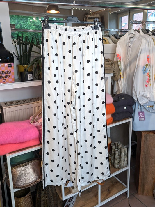 Eleganter Maxi Rock aus weicher Satin-Viskose in Silber mit schwarzen Polka Dots Pünktchen. Perfekt für stilbewusste Momente – casual oder besondere Anlässe!