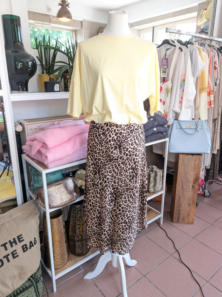 Steigere deinen Style mit unserem Rock aus Satin Viskose mit Seide! Das Leo Muster in Beige Braun und Schwarz verleiht deinem Outfit einen wilden Look!