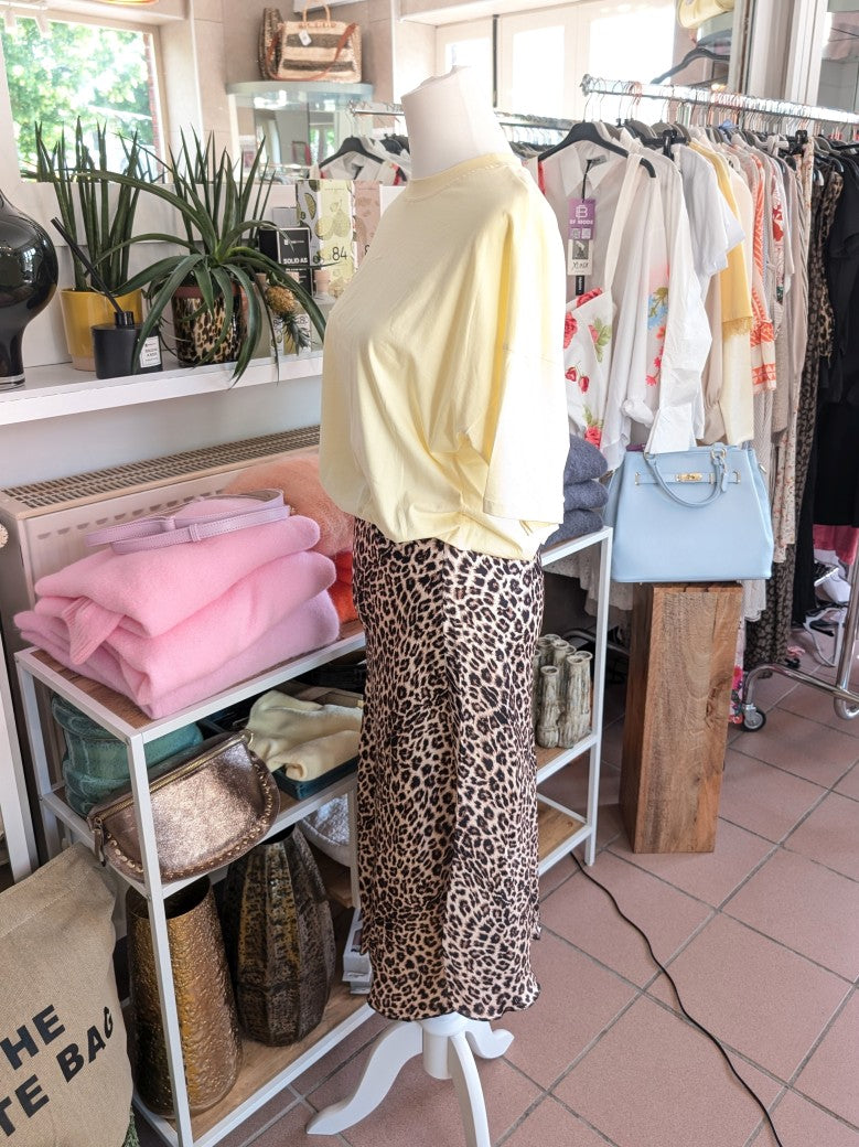 Steigere deinen Style mit unserem Rock aus Satin Viskose mit Seide! Das Leo Muster in Beige Braun und Schwarz verleiht deinem Outfit einen wilden Look!