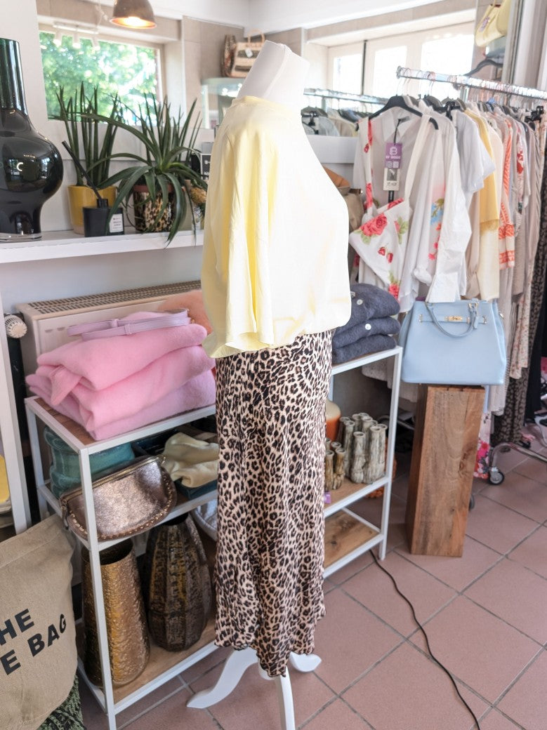 Steigere deinen Style mit unserem Rock aus Satin Viskose mit Seide! Das Leo Muster in Beige Braun und Schwarz verleiht deinem Outfit einen wilden Look!
