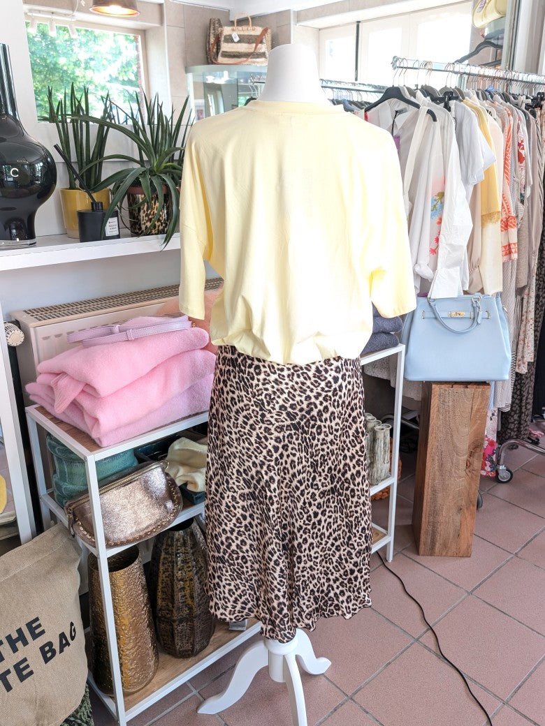 Steigere deinen Style mit unserem Rock aus Satin Viskose mit Seide! Das Leo Muster in Beige Braun und Schwarz verleiht deinem Outfit einen wilden Look!