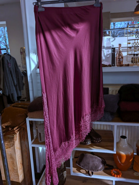 Der asymmetrische Rock aus edler Satin-Viskose in Bordeaux Rot von LUMINA kombiniert zarte Spitze und ein weiches Innenfutter für höchsten Tragekomfort!
