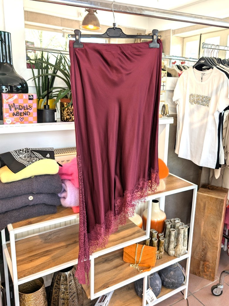 Der asymmetrische Rock aus edler Satin-Viskose in Bordeaux Rot von LUMINA kombiniert zarte Spitze und ein weiches Innenfutter für höchsten Tragekomfort!