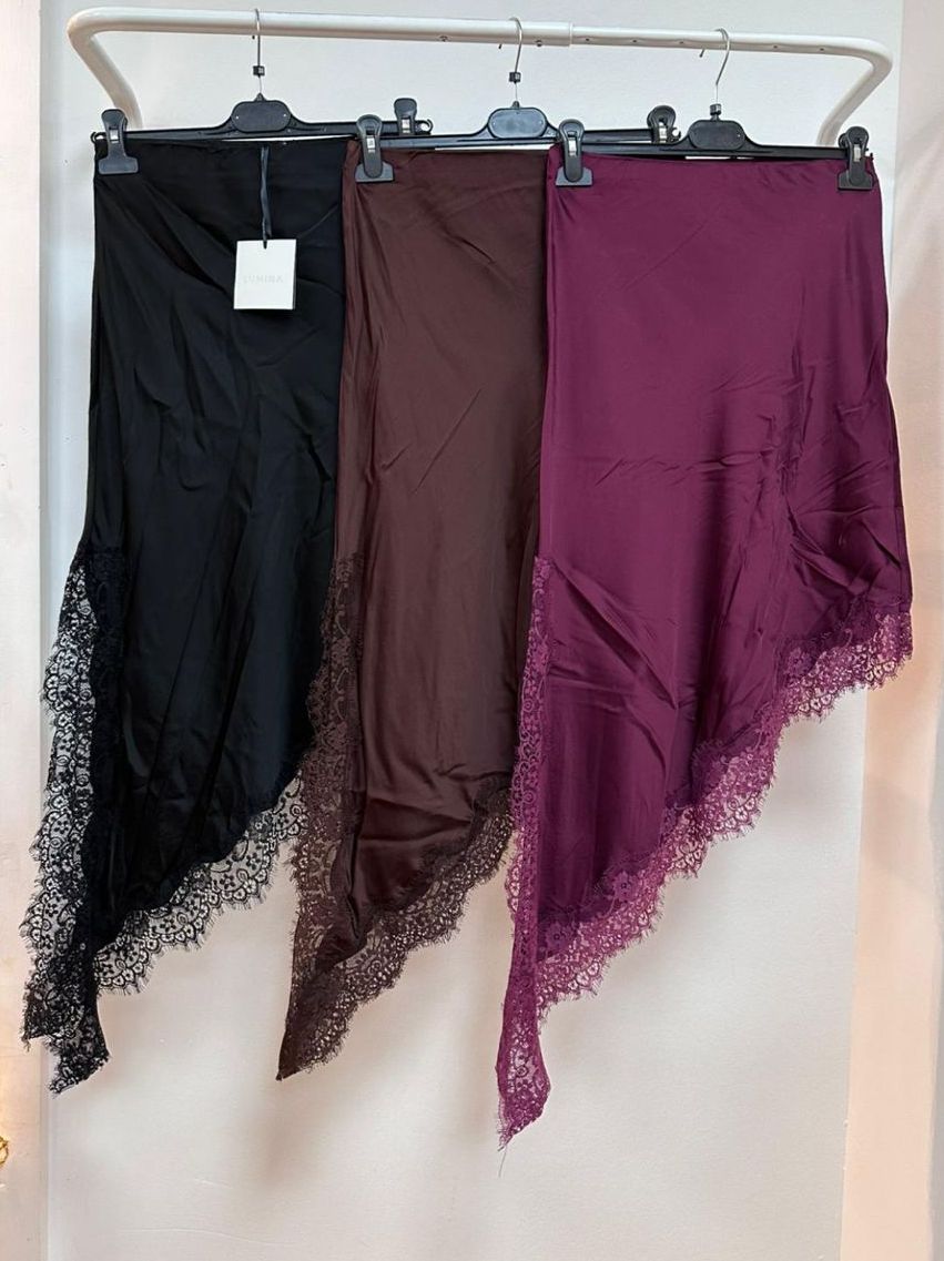 Der asymmetrische Rock aus edler Satin-Viskose in Bordeaux Rot von LUMINA kombiniert zarte Spitze und ein weiches Innenfutter für höchsten Tragekomfort!