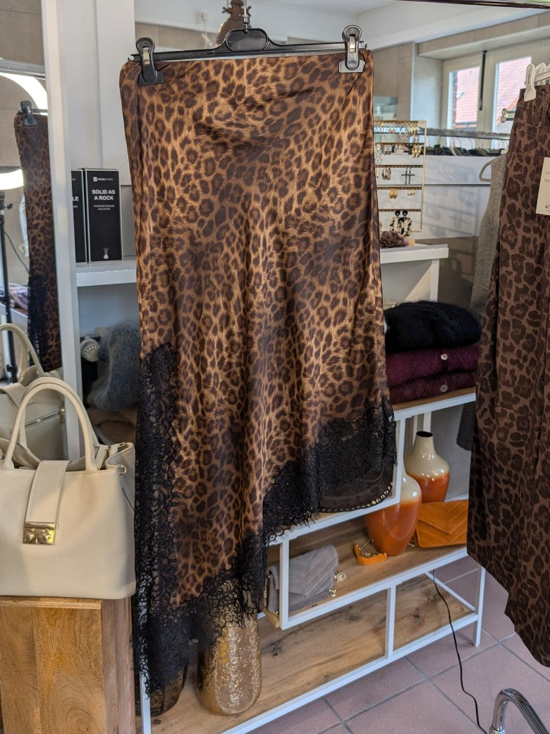 Der Rock aus seidenmattem Viskose Satin in Leo Coffee Braun Gold mit zarter schwarzer Spitze besticht durch femininen fließenden asymmetrische Schnitt! LUMINA