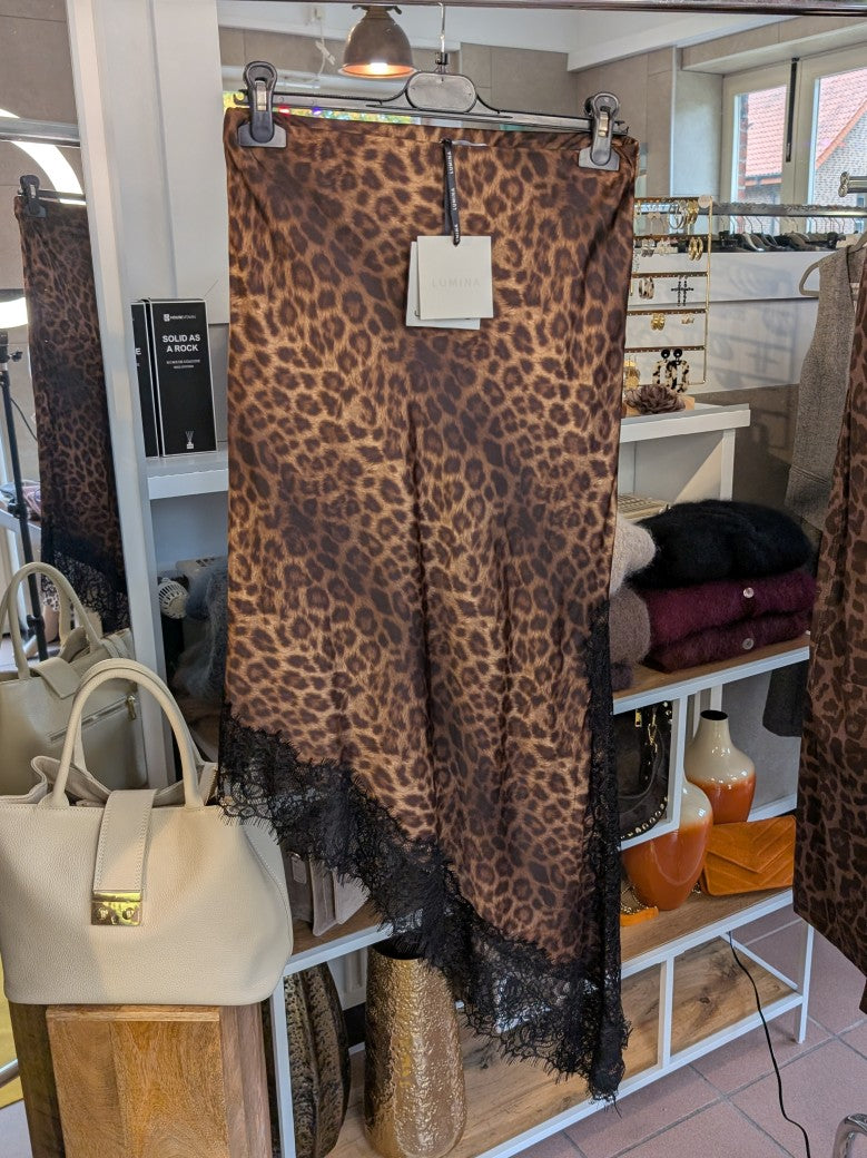 Der Rock aus seidenmattem Viskose Satin in Leo Coffee Braun Gold mit zarter schwarzer Spitze besticht durch femininen fließenden asymmetrische Schnitt! LUMINA