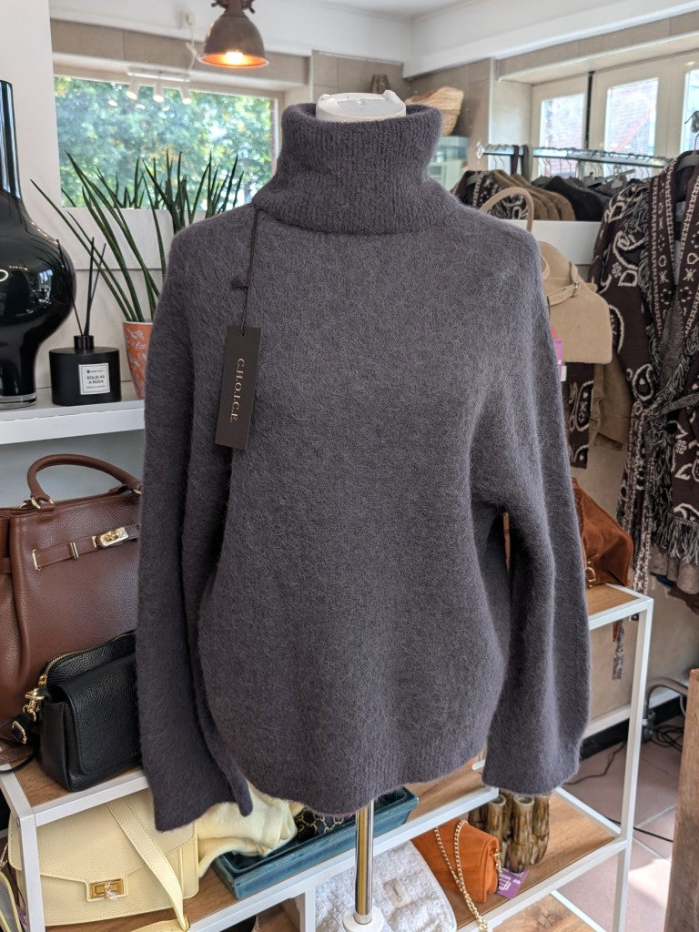 Der luxuriös samtweiche Anthrazit Rollkragenpullover verbindet zeitlose Eleganz mit unvergleichlichem Tragekomfort – perfekt für gemütliche Herbst-/ Wintertage!