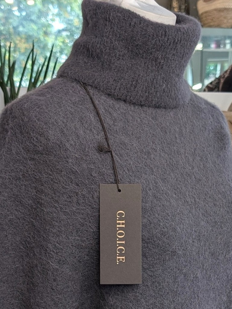Der luxuriös samtweiche Anthrazit Rollkragenpullover verbindet zeitlose Eleganz mit unvergleichlichem Tragekomfort – perfekt für gemütliche Herbst-/ Wintertage!