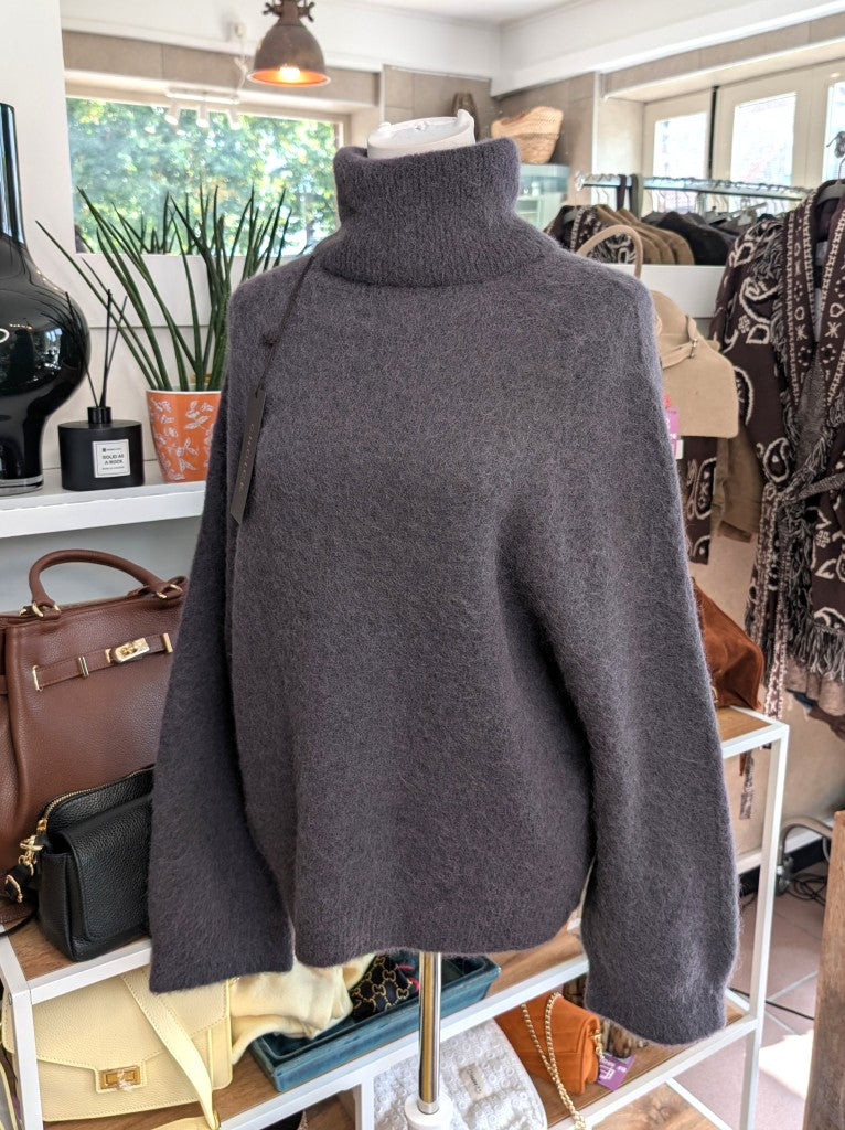 Der luxuriös samtweiche Anthrazit Rollkragenpullover verbindet zeitlose Eleganz mit unvergleichlichem Tragekomfort – perfekt für gemütliche Herbst-/ Wintertage!