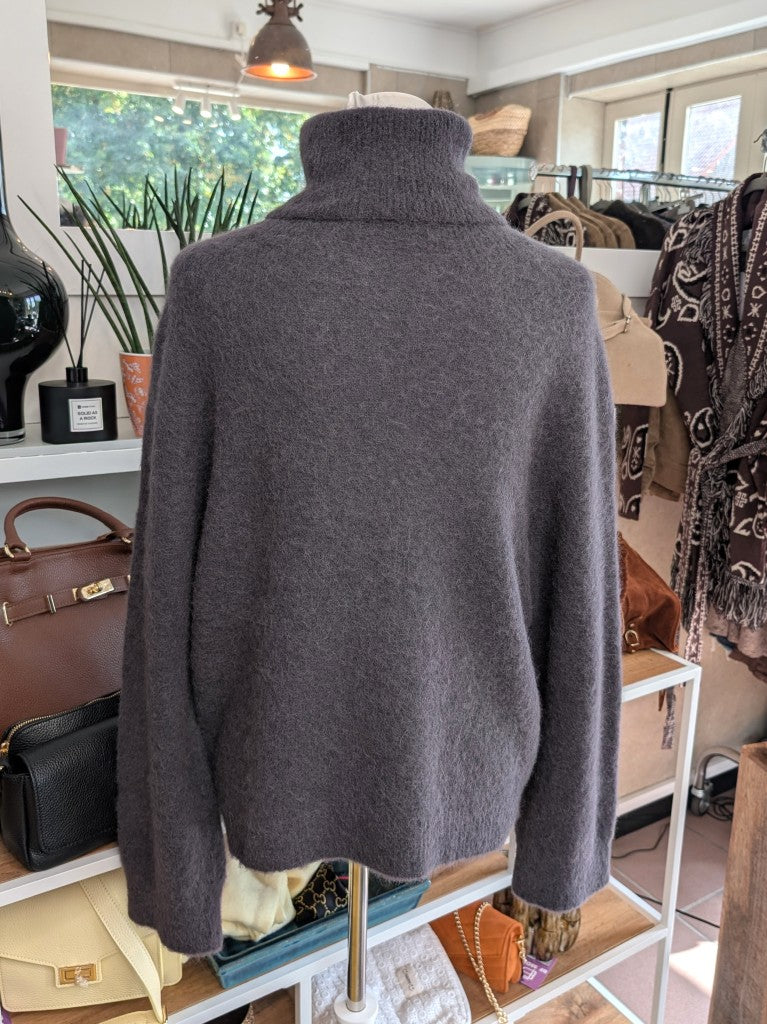 Der luxuriös samtweiche Anthrazit Rollkragenpullover verbindet zeitlose Eleganz mit unvergleichlichem Tragekomfort – perfekt für gemütliche Herbst-/ Wintertage!