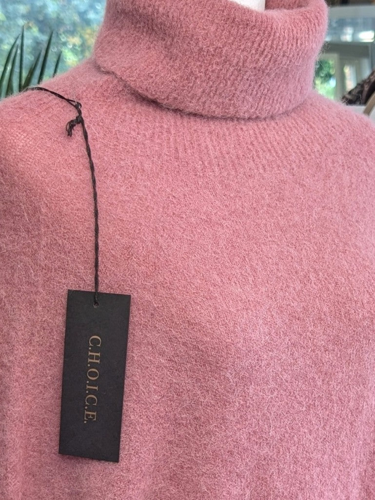Der luxuriös samtweiche rosa Rollkragenpullover verbindet zeitlose Eleganz mit unvergleichlichem Tragekomfort – perfekt für gemütliche Herbst- und Wintertage!