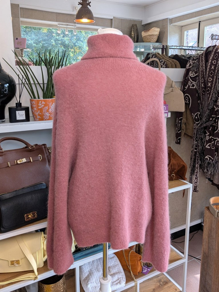 Der luxuriös samtweiche rosa Rollkragenpullover verbindet zeitlose Eleganz mit unvergleichlichem Tragekomfort – perfekt für gemütliche Herbst- und Wintertage!