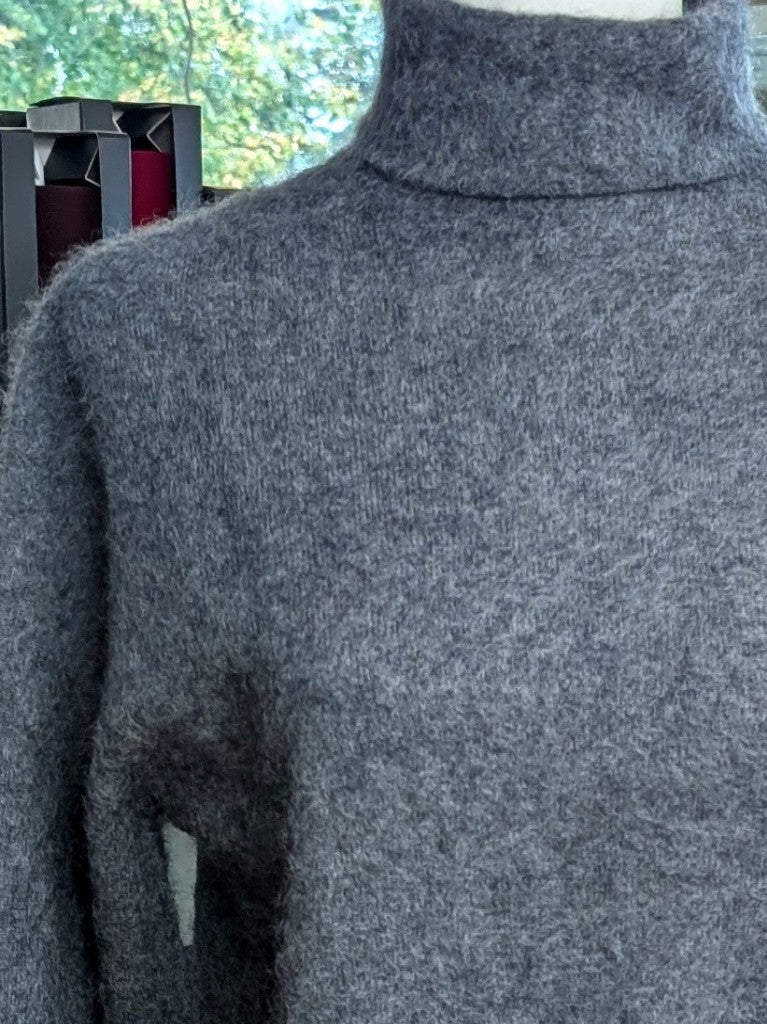 Eleganter mega kuscheliger Rollkragen Pullover in Anthrazit Grau – luxuriöse Kaschmir Seide Wolle Mischung für höchsten Komfort, Langlebigkeit, Wärmeisolation.