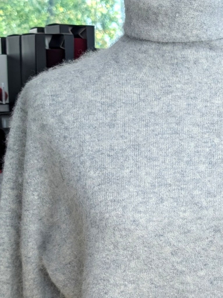 Eleganter mega kuscheliger Rollkragen Pullover in Silber Grau – luxuriöse Kaschmir Seide Wolle Mischung für höchsten Komfort, Langlebigkeit, Wärmeisolation.