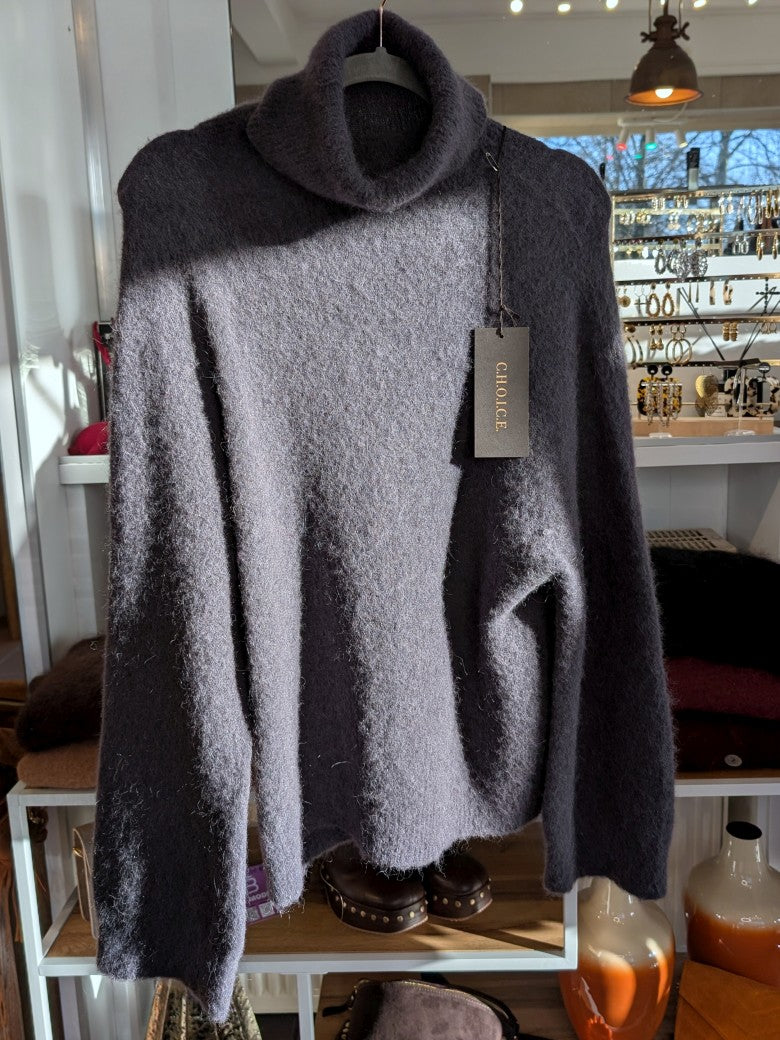 Der luxuriös samtweiche Anthrazit Rollkragenpullover verbindet zeitlose Eleganz mit unvergleichlichem Tragekomfort – perfekt für gemütliche Herbst-/ Wintertage!