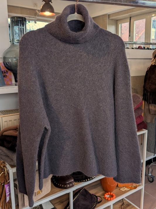 Der luxuriös samtweiche Anthrazit Rollkragenpullover verbindet zeitlose Eleganz mit unvergleichlichem Tragekomfort – perfekt für gemütliche Herbst-/ Wintertage!