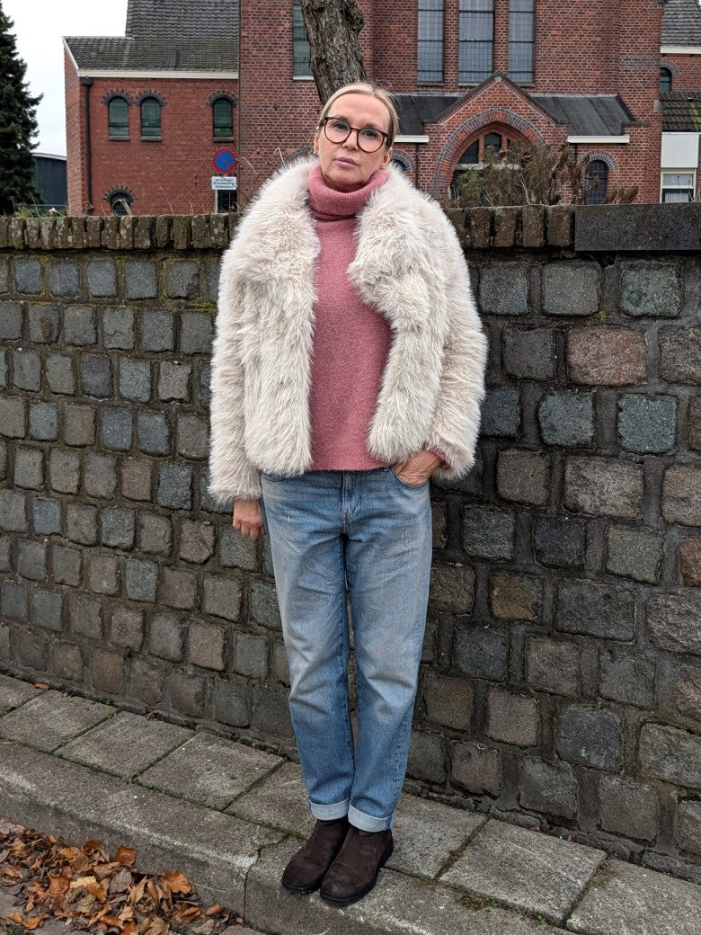 Der luxuriös samtweiche rosa Rollkragenpullover verbindet zeitlose Eleganz mit unvergleichlichem Tragekomfort – perfekt für gemütliche Herbst- und Wintertage!