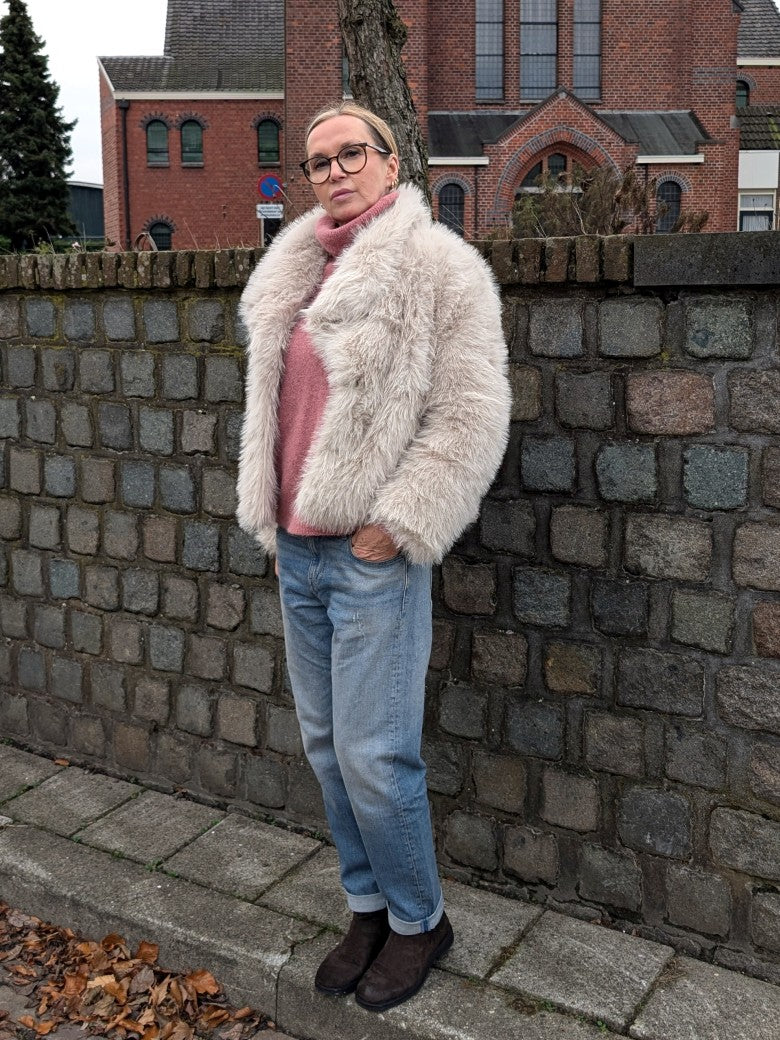 Der luxuriös samtweiche rosa Rollkragenpullover verbindet zeitlose Eleganz mit unvergleichlichem Tragekomfort – perfekt für gemütliche Herbst- und Wintertage!